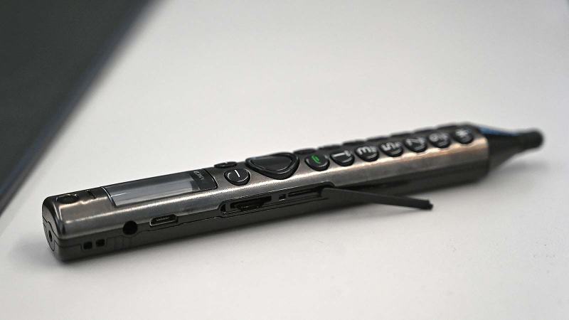 The Smart Pen even has a headphone jack unlike a lot of handsets ten times its price.